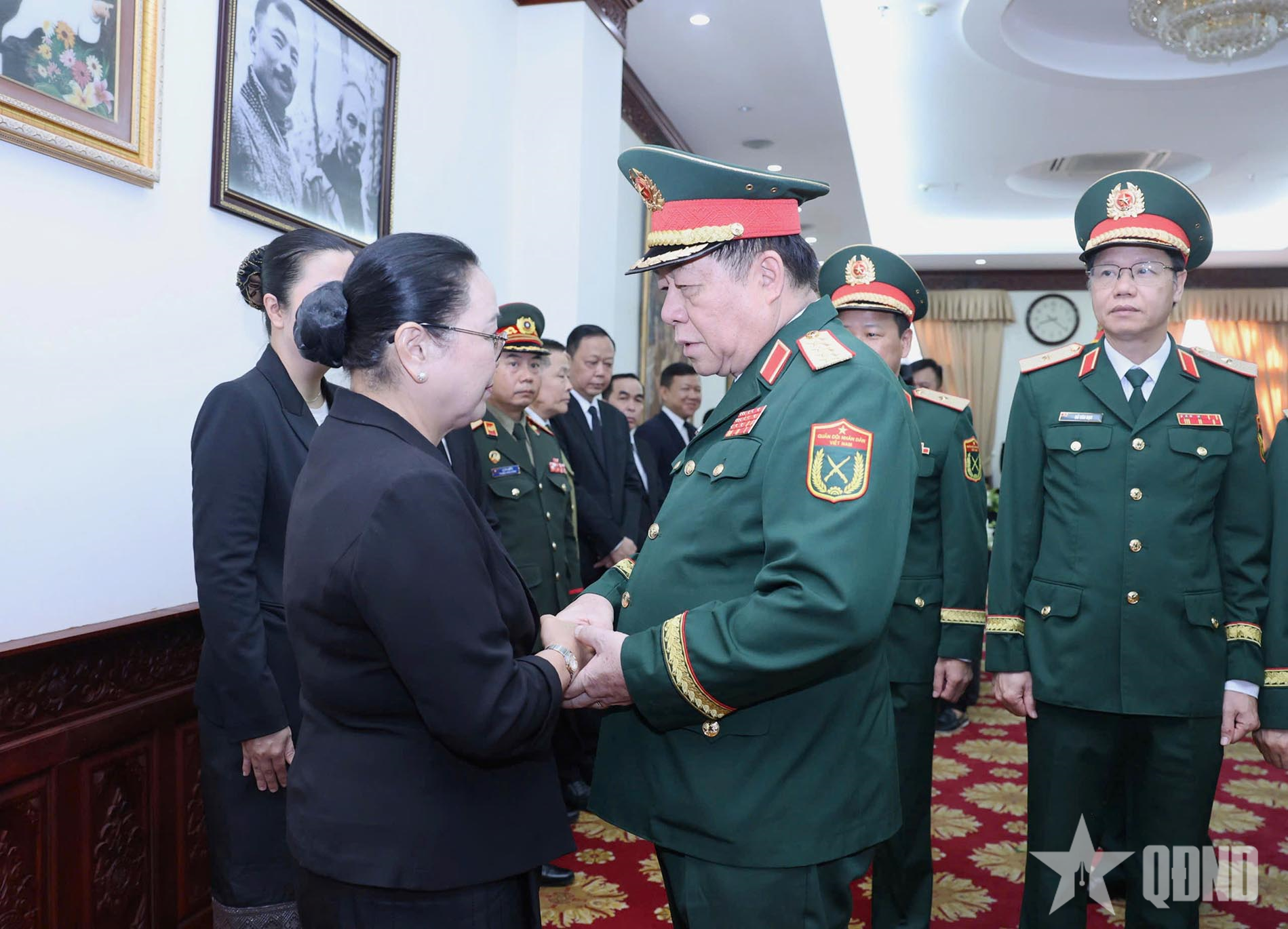Đoàn đại biểu Quân ủy Trung ương, Bộ Quốc phòng viếng Chủ tịch Quốc hội Lào Xaysomphone Phomvihane